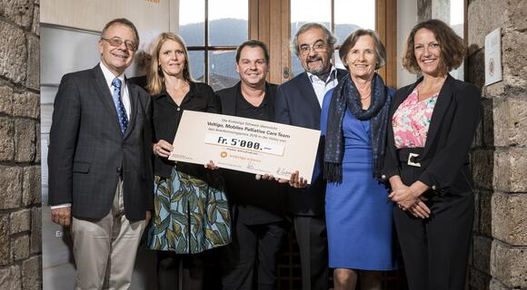 De gauche à droite: Daniel Betticher (hôpital fribourgeois), Solange Peters (Ligue suisse contre le cancer), Frédéric Fournier (Voltigo), Gilbert Zulian (Président Ligue suisse contre le cancer), Rose-Marie Rittener (Ligue fribourgeoise contre le cancer), Corinne Uginet (Ligue fribourgeoise contre le cancer)