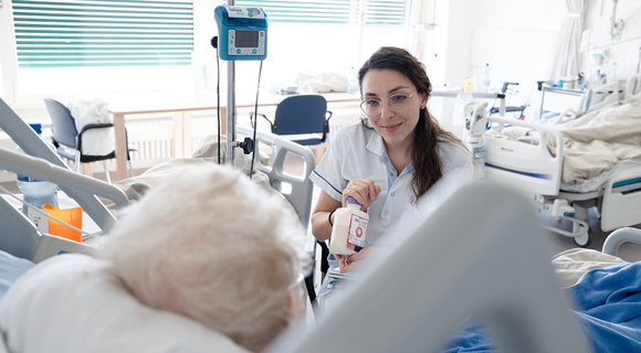 Diététicienne au lit d'une patiente hospitalisée