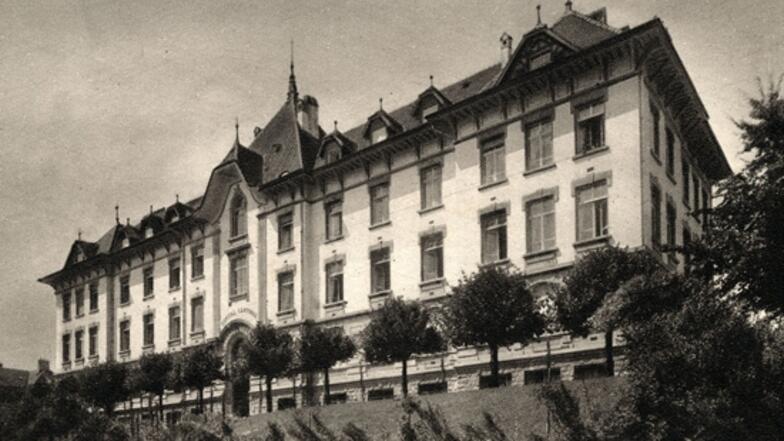 Aussenansicht des Kantonsspitals Freiburg am Standort Gambach in Schwarz-Weiss