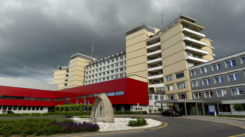 Aussenansicht des Hauptgebäudes des HFR Freiburg – Kantonsspitals im Sommer 2018. Zu sehen sind der Haupteingang, das Gebäude Bertigny III sowie eine Skulptur von Claude Magnin. 