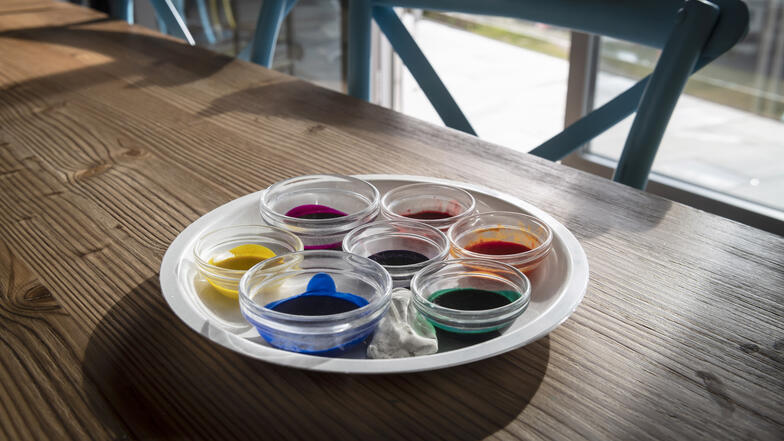 Une table, des chaises et des pots de peinture: tout est prêt pour l'art-thérapie