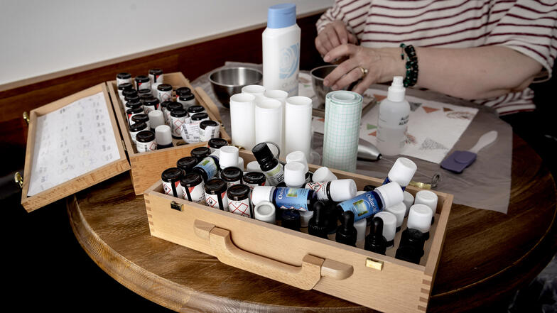Sur une table, les bouteilles pour l'aromathérapie 