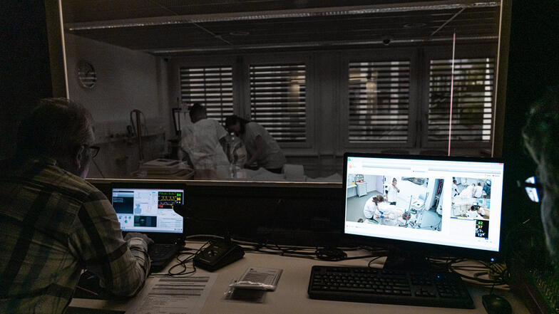 Eine Experte beobachtet das Training im Simulationszentrum