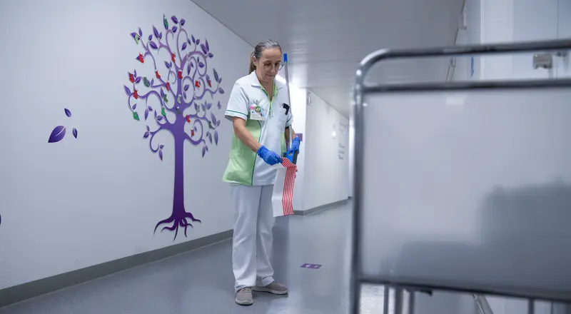 Une collaboratrice de la Maternité nettoie sans détergents