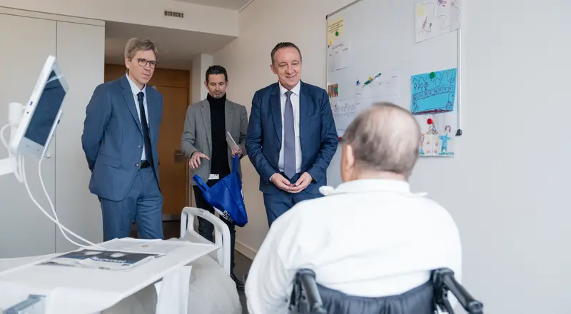 Philipp Müller rend visite à un patient de l'HFR