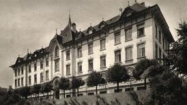 Aussenansicht des Kantonsspitals Freiburg am Standort Gambach in Schwarz-Weiss
