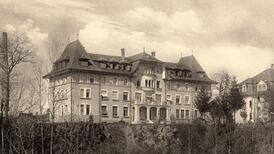 Aussenansicht des Kantonsspitals Freiburg am Standort Pérolles in Schwarz-Weiss, ca. 1921