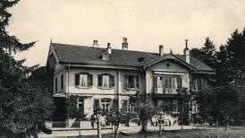 Aussenansicht des Spitals Bon Vouloir 1913. Das Gebäude ist von Pflanzen umgeben, darunter einige Obstbäume. 