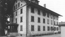 Aussenansicht eines der ehemaligen Gebäude des Bezirksspitals in Tafers in Schwarz-Weiss.