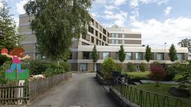 Aussenansicht des modernen Spitalgebäudes des HFR Meyriez-Murten 2018 inmitten eines Wohnquartiers
