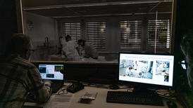Eine Experte beobachtet das Training im Simulationszentrum
