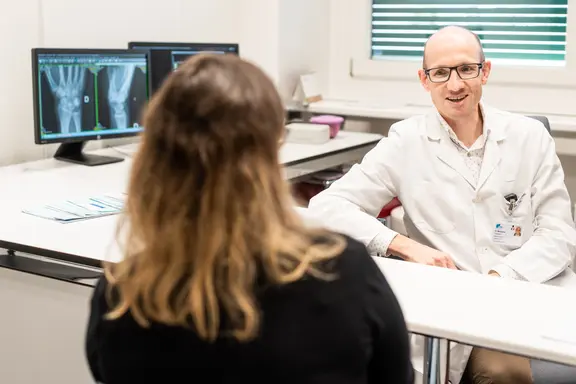 Thomas Mészaros während einer Sprechstunde